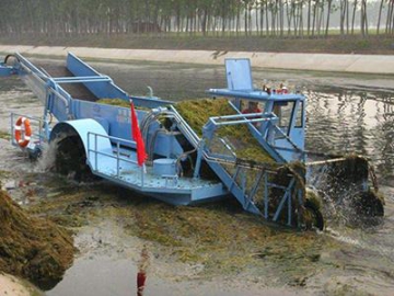 Barco recolector de algas, malezas y basura en Sichuan, China