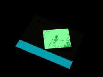 Película fotoluminiscente transparente