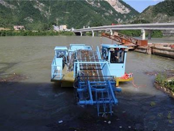 Barco recolector de basura y residuos en el condado de Sangzhi