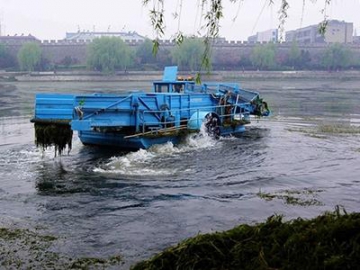 Barco recolector de plantas acuáticas 