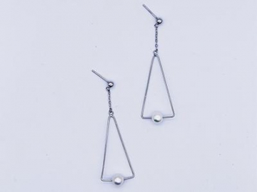 Aretes Largos, con Triángulo Colgante con Perla de Imitación