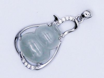 Dije de Plata, con Figura de Jade en Forma de Calabacín Chino