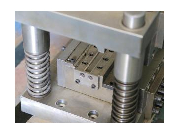 Máquina formadora de clavos con acabado recto