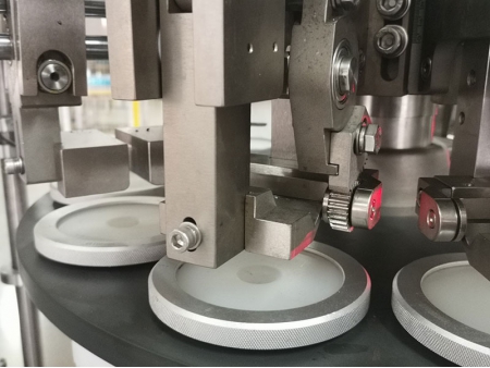 Máquina de llenado y sellado de tubos