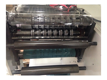 Máquina cortadora longitudinal de etiquetas y papel con matriz rotativa