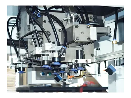 Troqueladora con plegado automático y unidad de stripping/pelado de cama plana