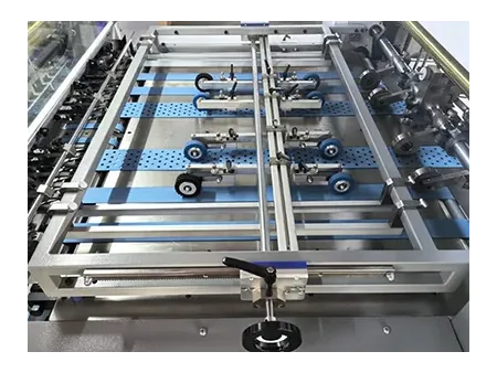 Troqueladora con plegado automático y unidad de stripping/pelado de cama plana
