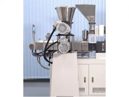 Línea de peletización de doble husillo con alimentador lateral, BP-8177-ZB