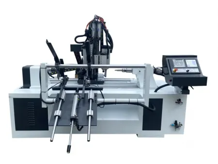 Torno CNC para madera de 4 ejes