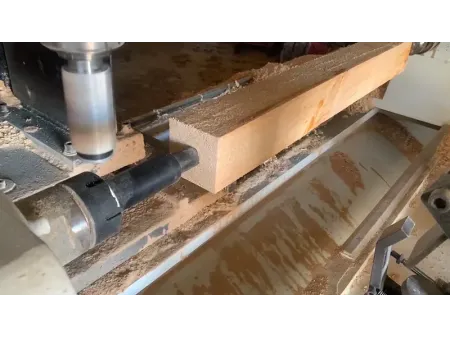 Torno CNC para madera de 4 ejes
