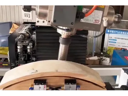 Torno CNC para madera de 5 ejes