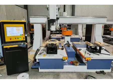 Torno CNC para madera de 5 ejes, con doble mesa