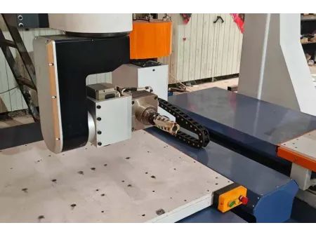 Torno CNC para madera de 5 ejes, con doble mesa