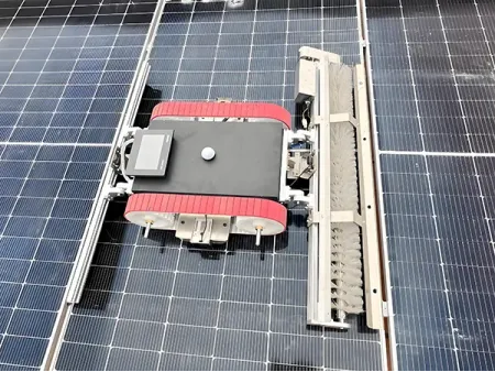 Robot limpiador de paneles solares   (Tipo oruga)