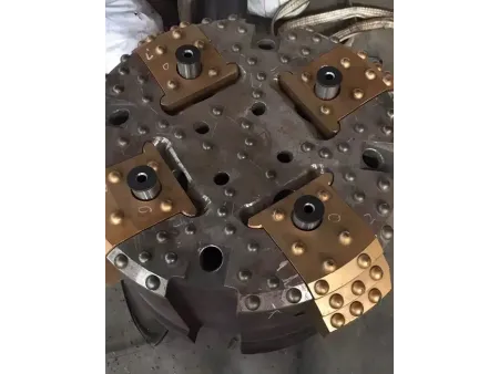 Sistema de perforación con revestimiento concéntrico con bloques