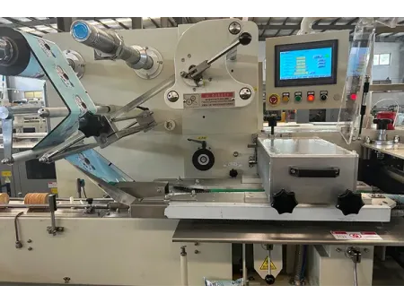Envasadora horizontal flow pack SF-G sin bandeja con doble canal para galletas en posición vertical