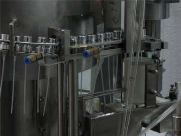 Máquina llenadora y engastadora de frascos de perfume